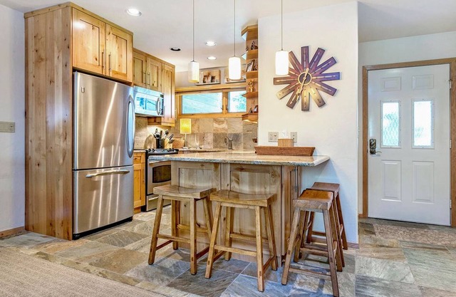 Vail - Beautifully remodeled 2BR/2Bath - on Bus route to Vail village