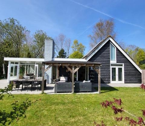 Vakantiehuis met sauna, omheinde tuin & nabij strand VP087