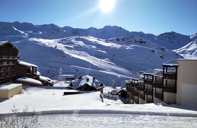 Val Thorens, quiet apartment facing south; ski on foot for 5/7 people
