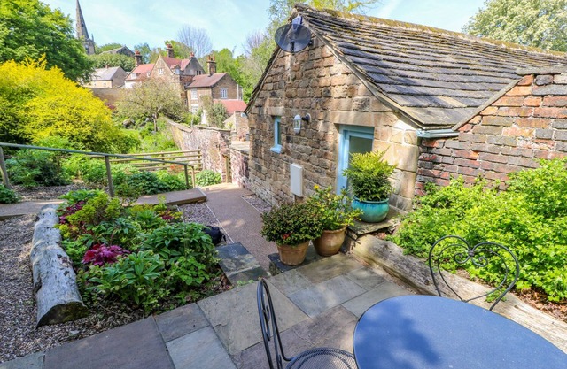VALE BARN, family friendly, character holiday cottage in Dronfield