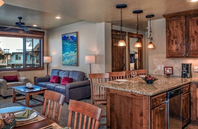 Valentines Week in Luxury 1-BDRM Sleeps 4 Condo, Peak 7 Ski-In/Ski-Out.