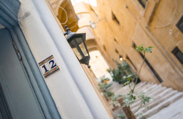 Valletta most central studio apartment 16th-Century building