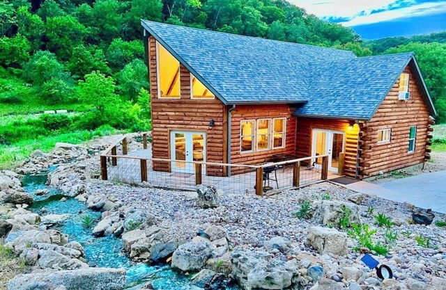 Valley View Lodge w/Swimming Pond, Waterfalls, and Hot Tub