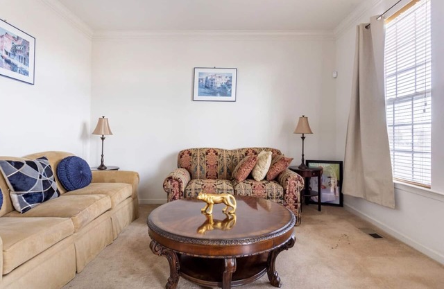 Van Gogh 1- Executive Room in a single family home!