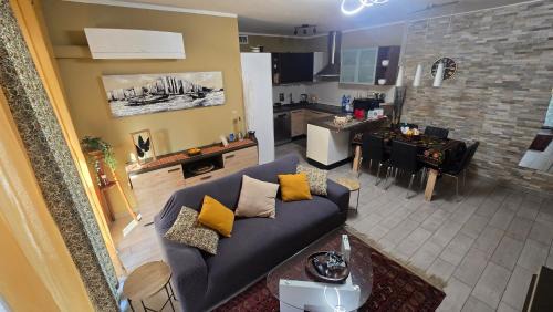 VARESE PRIME - Large independent Apartment, Air conditioning, 2 Bathrooms, 2 free covered Parking spaces, NO restricted traffic zone, Train Station 100m, Theatre 150m, Historic City Centre