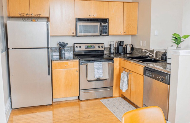VCU-Capitol Apartment King Bath Washer/Dryer