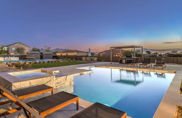 Vegas Luxury Stay, Strip Views, Rooftop, Pool, Spa