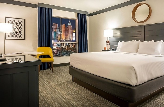 Vegas Vacation! Strip View, Onsite Restaurant and Bar, Onsite Entertainment!