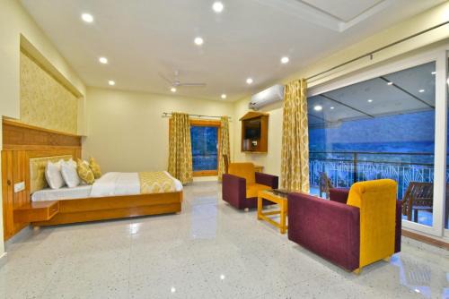 Vella Marina Group Pine view -Free Parking-cricket stadium 5 km-Mcleodganj 8 km- Bhagsunag