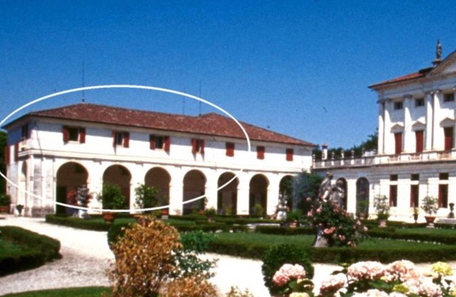 Venetian villa of 1500 surrounded by a large park with private swimming pool. Strategic position for