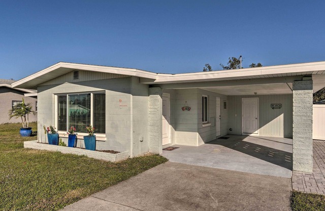 Venice Home w/Fire Pit & Grill: 2 Mi to Beach!