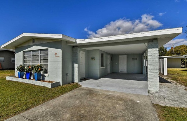 Venice Home with Fire Pit and Grill 2 Mi to Beach!