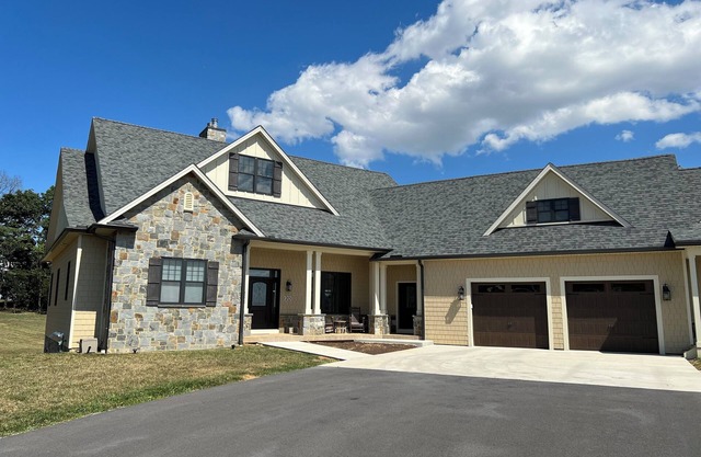 Ventura Manor grand 3 BR 3.5 BA house with fitness room, WIFI & pretty views.
