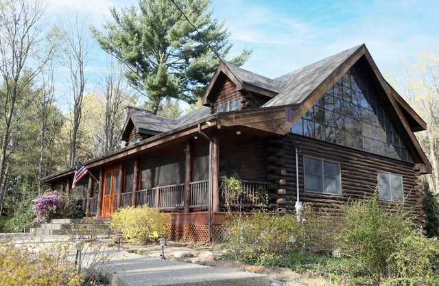 Ventura Pines Log Cabin, Heated Pool, beach Nearby, Bikes.