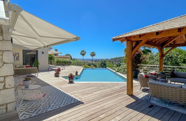 Very beautiful villa with its infinity pool and jacuzzi with sea view