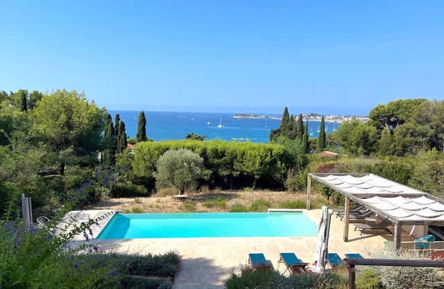 Very beautiful villa with panoramic sea view and swimming pool near the beach for 12