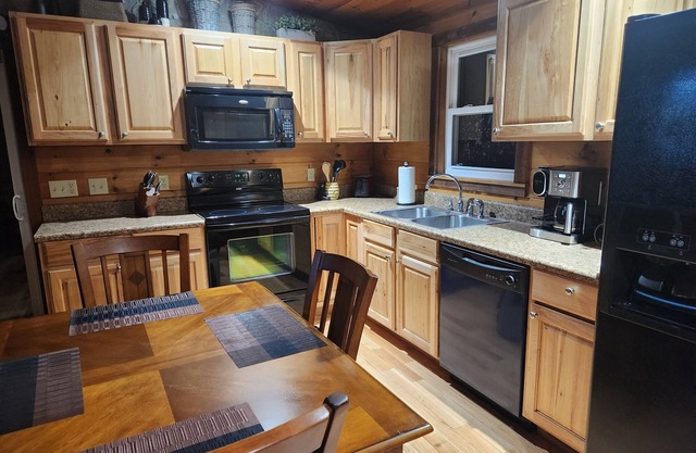 Very Comfortable Beech Stone Cabin, Cozy All Stone, Wood Cabin on Beech Mountain