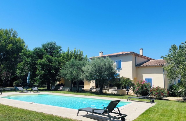 Very large villa with swimming pool and air-conditioned rooms + large garden with trees