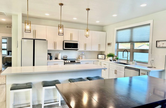 Very new cozy modern Trout 3-bedrm plus office house in Kimberly & 2 car garage