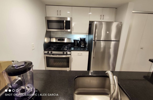 Very nice apartment near all shopping and 10 min to the city