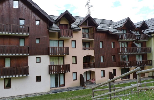 Very nice duplex; 3 *; in a luxury residence; facing south, at the foot of the slopes