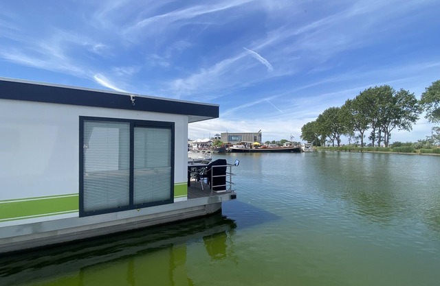 Very nice, modern houseboat near recreational lake and beach
