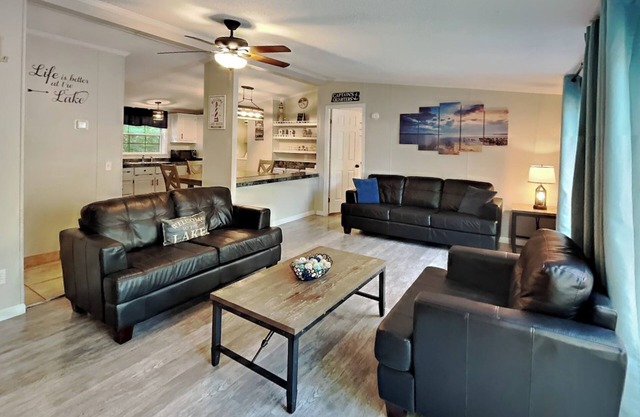 Very Popular 3 Bedroom 2 Bath Home in Island Club-Sleeps 10 by the Pool- IC27