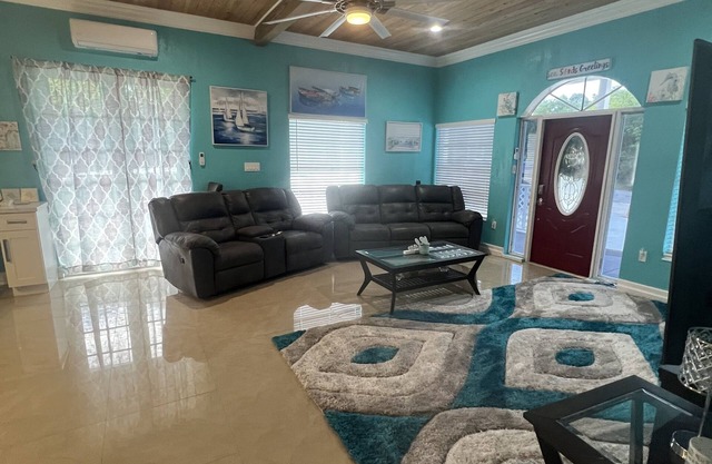 Very quiet spacious house located near Hoopers Bay and Turtle Beach