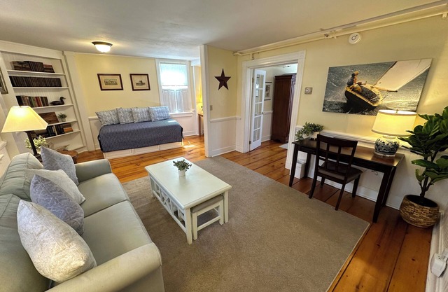 Very spacious and dog friendly 1 Bed/1 Bath/Pullout sofa and daybed Suite on Historic Spring St