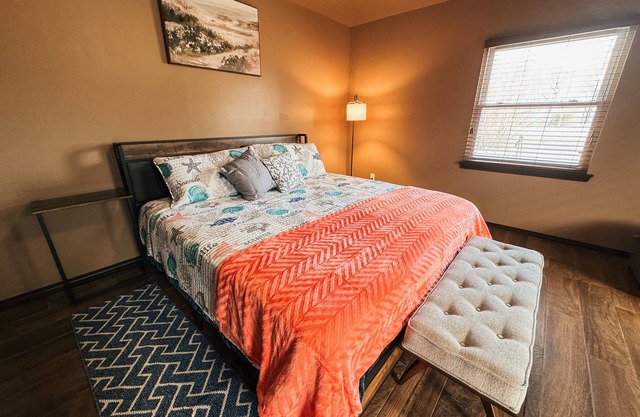 Veteran's VacationnCozy 2 bedroom house in Lake Eufaula area. Pet friendly!