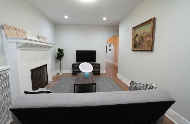 Vibrant 4BR Haven in Historic Hyde Park, Near University of Chicago