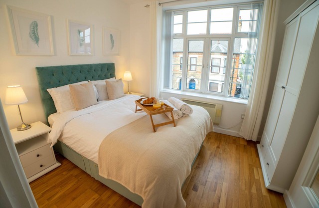 Vibrant City Centre - KING Bed, Entire Apartment