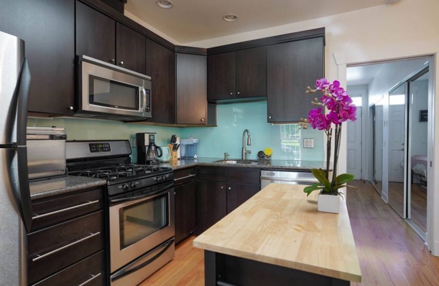 Vibrant Row House. Step to RiNo Hotspots. Urban Living