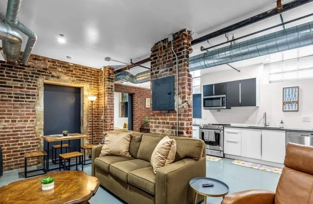 Vibrant, Stylish, Condo Downtown! Captivating Open Layout! Walking distance to major attractions! Free High-Speed Internet!