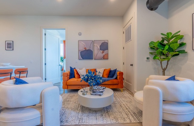 Vibrant Visit near Airport! Free Parking, 2 Baths & Sleeps 8! ✨20% OFF 7 days✨