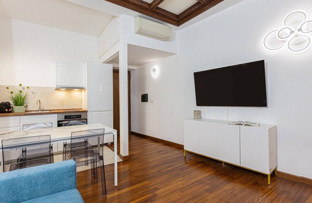 Vicolo Trevi apartment