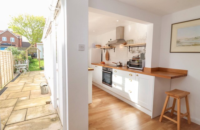 VICTORIA COTTAGE, pet friendly, with open fire in Saxmundham
