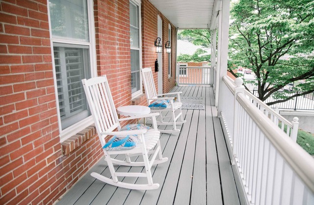 Victorian Gem Steps from Main St – Sleeps 9 & Pets