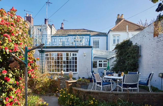 Victory House – in Deal town, huge garden