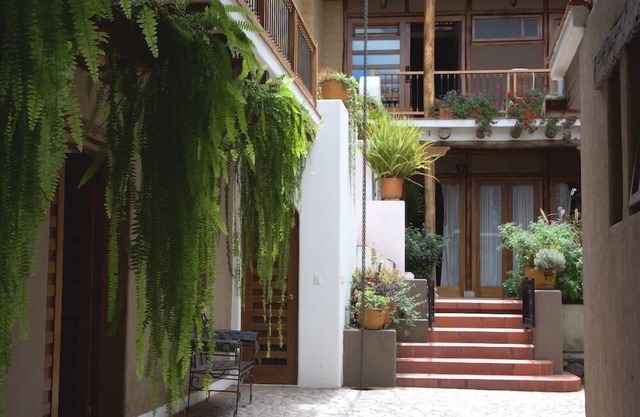Vicuña! Studio flat with its own balcony overlooking the garden.