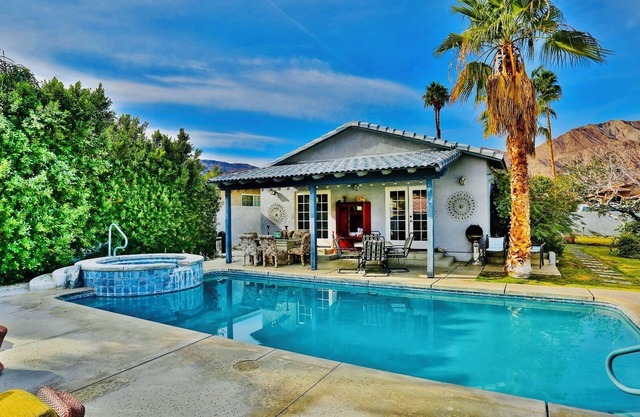 Views famous Cove mountains. Relax near polo fun, La Quinta's 1-bdrm Guesthouse