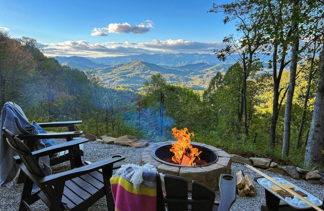 VIEWS, hot tub, firepit, WIFI and Outdoor Speakers