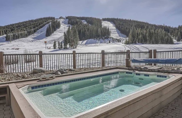 Views of Golf & Ski On/Off Condo/W&D/Hottub/Grill