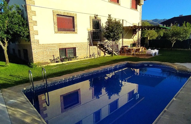 Views of the Sierra de Gredos and pool for hot summers