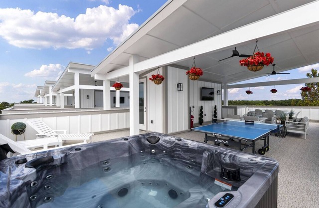 Views, Roof Patio, Hot Tub, Golf Cart - Bold and Boujee