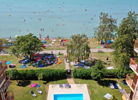 Viktória ~Vízparti ~ Medencés ~ Apartman