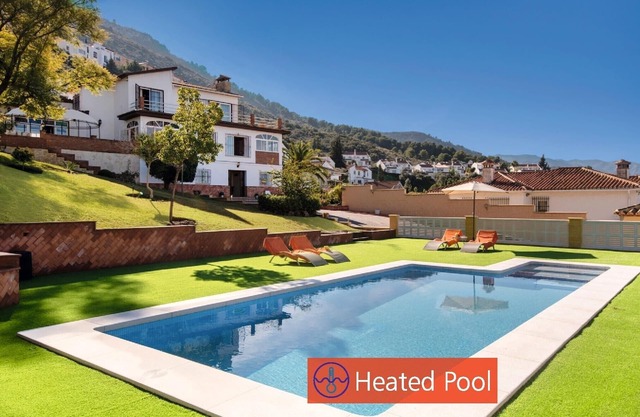 Villa, in a quiet urbanization with private heated pool, close beach and golf!