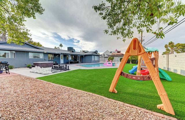 Vila Hearts- 5BD with pool, Hot tub, Sauna, Arcade, Bar all you need N the Strip