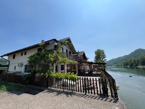 Vila Zelenika Drina