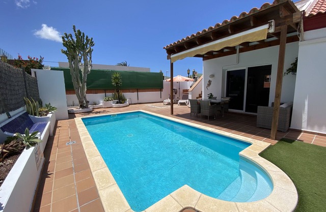 Villa 10min to Beach/Town, Private Heated Pool, 300Mb Wi-fi, A/C extra.
